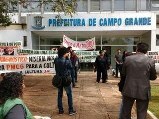 Alcides Bernal (PP) assinou ordem de empenho do pagamento de R$ 4 milhões, após protestos em frente à Prefeitura. (Foto: Richelieu de Carlo)