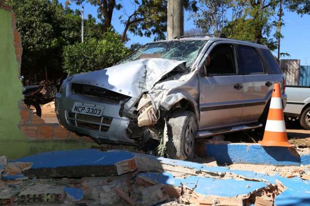 Motorista perde controle da dire&ccedil;&atilde;o e destr&oacute;i muro de condom&iacute;nio 