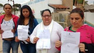 Elas mostram cartas de demissão encaminhadas pela prefeitura, mesmo ainda estando contratadas (Foto: João Humberto)