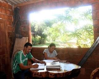 Maurício e Suely estudando para a semana de provas que começa nessa segunda-feira na escola. (Foto: Roberto Higa)