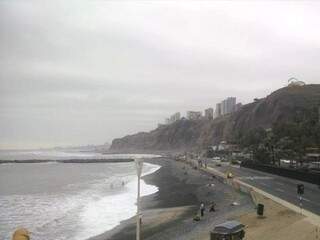 Chegar na praia em Lima foi um choque, afinal nunca tinha visto uma praia com pedras ao invés de areia.