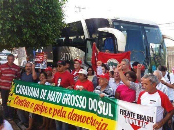 Grupo pr&oacute;-Dilma lota &ocirc;nibus  para protestar em Bras&iacute;lia