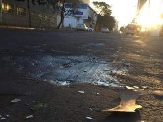 Pedaços de veículos ficaram na rua onde aconteceu acidente envolvendo caminhonete e veículo de passeio (Foto: Bruna Kaspary) 