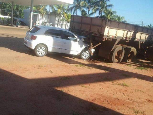 Na volta de formatura, condutor perde o controle e bate em caminh&atilde;o parado