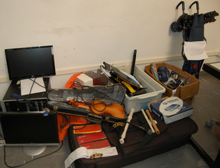 Objetos furtados estavam escondidos num quarto, na rua Luiz Braille. (Foto: Simão Nogueira)