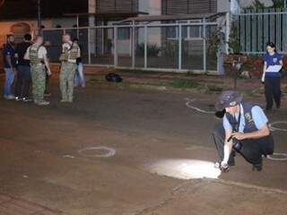 Execução ocorreu por volta das 18h de ontem na Rua Antônio Vendas, no Jardim Bela Vista. (Foto: Paulo Francis)