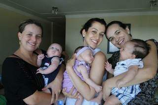 Ao lado da amiga Thaila, Camila e Fernanda com os filhotes. (Foto: Arquivo Pessoal)