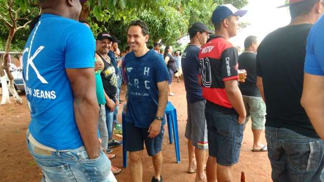Finais de campeonato amador re&uacute;ne moradores e prefeito no Jardim Talism&atilde;