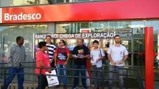 Bancários retardaram e meia hora a abertura das agências do Bradesco em Dourados nesta quarta (Foto: Divulgação)