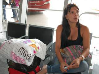 Cuidando a hora, a passageira ia voltar para Corumbá. (Foto: Paula Maciulevicius)