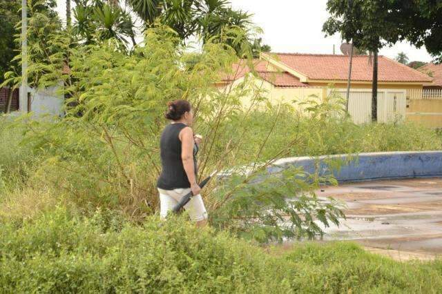 Tomada pelo mato, pra&ccedil;a &eacute; motivo de reclama&ccedil;&atilde;o de vizinhos na Vila Palmira
