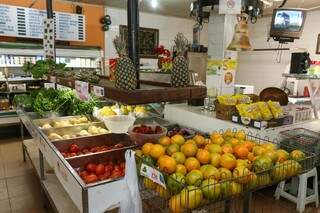 As frutas ficam expostas para serem compradas (Foto: Henrique Kawaminami)