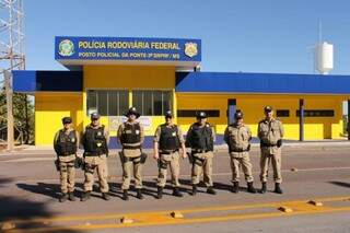 Posto e policiais da PRF, em Corumbá, na BR-262.(Foto: Divulgação)