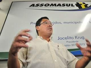 Prefeito de Anastácio, Douglas Figueiredo, assume comando da entidade até 2015. (Foto: João Garrigó)