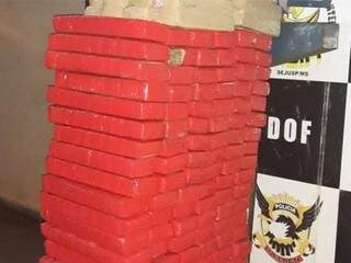Traficante abandona carro com 500 quilos de maconha em planta&ccedil;&atilde;o de milho 