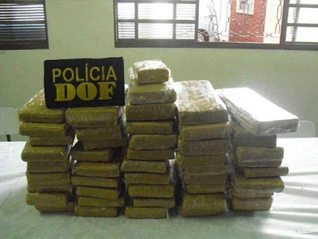  DOF apreende maconha e esferas de haxixe escondidas em lateral de carro