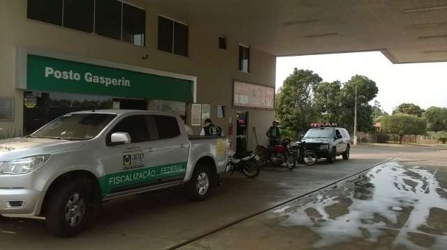 &Oacute;rg&atilde;os de Defesa do Consumidor fiscalizam postos de combust&iacute;vel no interior