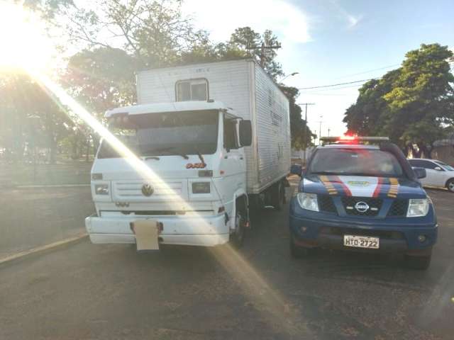 Condutor de caminh&atilde;o &eacute; preso com cinco mil pacotes de cigarros contrabandeados