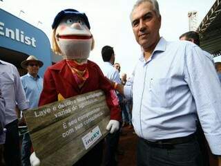 Governador Reinaldo Azambuja durante evento do Showtec, em Maracaju (Foto: Saul Schramm)