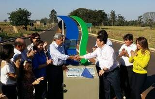 O governador  e o prefeito de Anaurilândia inauguram obra no interior nesta tarde. (Foto: Divulgação/GE)