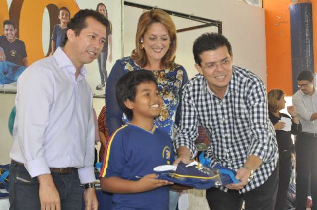 Prefeito diz que problemas t&eacute;cnicos provocaram atraso na entrega de kits