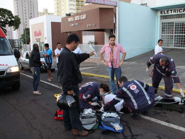  Caminhonete bate em moto e arrasta entregador de jornais na Rua Bahia