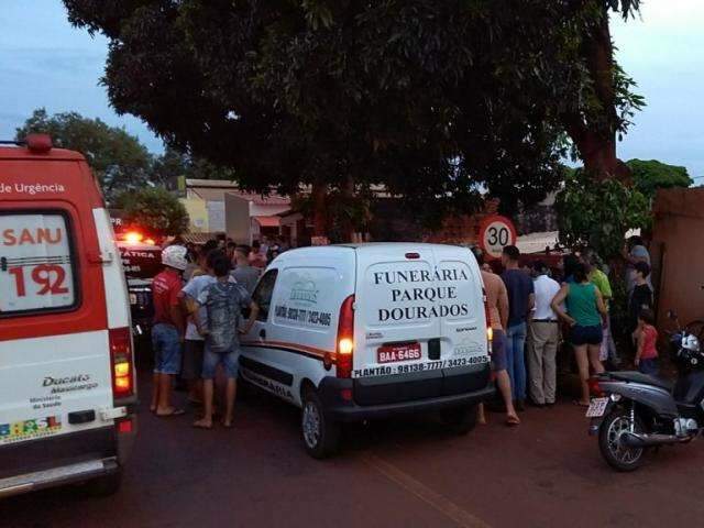 Homem &eacute; morto ao ser baleado por dupla de moto em frente de casa