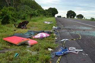 Destroços dos veículos permaneceram na rodovia (Foto: Simão Nogueira)