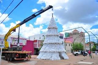 Árvore montada como produtos recicláveis começou a ser instalada na praça central de Dourados (Foto: Eliel Oliveira)
