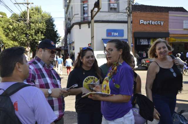 Contra reforma trabalhista, sindicatos fazem protestos e &quot;enterro&quot; da CLT