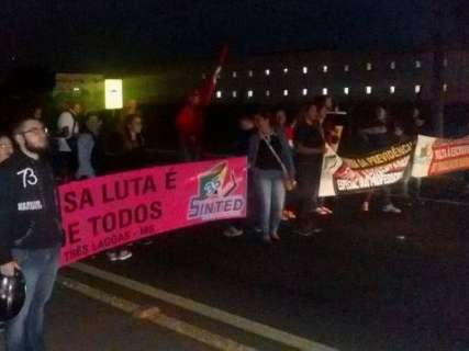 Manifestantes bloqueiam rodovias de MS em protesto contra reformas