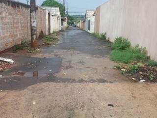 Calçadão acumula lixo e poças d&#039;água após dias de chuva. (Foto: Direto das Ruas)