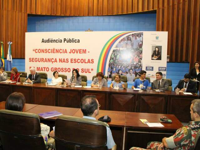  Audi&ecirc;ncia sobre seguran&ccedil;a nas escolas lota plen&aacute;rio na Assembleia