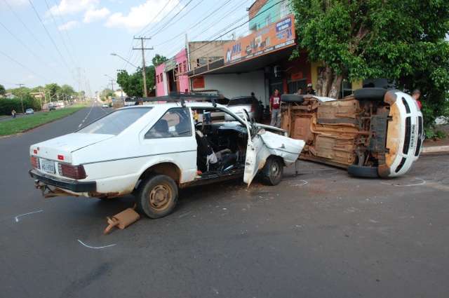 Duas crian&ccedil;as ficam feridas em acidente envolvendo dois carros no Universit&aacute;rio