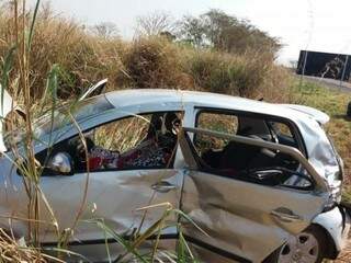 Veículo onde estavam as vítimas ficou completamente destruído. (Foto: Corpo de Bombeiros)
