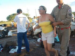 Adriana chora a morte dos pais no acidente (foto: Angela Kempfer/Campo Grande News)