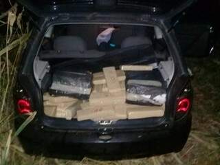 Tabletes de maconha em porta-malas de carro apreendido pela polícia. (Foto: PM) 