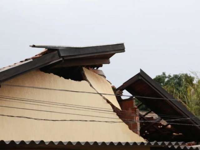 Chuva destruiu casa, provocou pane em sem&aacute;foros, enxurrada e queda de &aacute;rvore