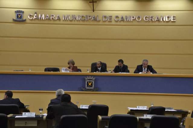 Vereadores recorrem a &quot;efeito cascata&quot;  para defender sal&aacute;rios