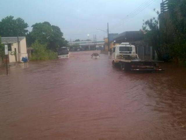 Alerta de tempestade segue até à noite e temporal já atinge cidades de