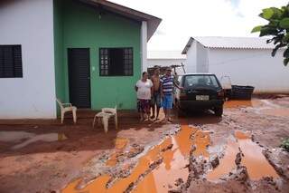 Até nas residências entregues a lama toma conta (Foto: Paulo Francis)