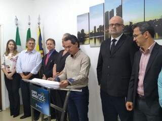 Prefeito Marquinhos Trad (PSD) assinou a criação do código de ética no seu gabinete (Foto: Fernanda Palheta)