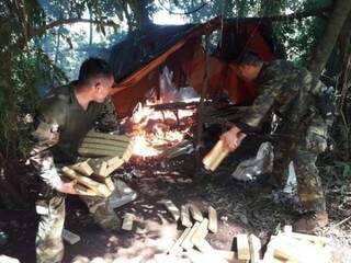 Agentes da Senad incineram maconha já embalada, encontrada em acampamentos na fronteira (Foto: Divulgação/Senad)