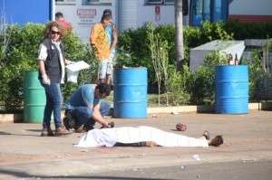 Mec&acirc;nico morto com 15 tiros em posto cumpria pena por porte ilegal de arma