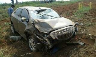 O carro, um Chevrolet Prisma, ficou destruído. (Foto: Rádio Caçula)