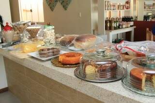 Mesa tem bolos, pães e doces caseiros. (Foto: Marina Pacheco)