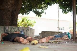 Moradores usam praças como dormitórios (Foto: Marcos Ermínio)