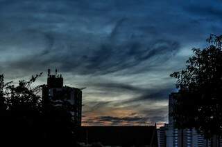 O dia amanheceu com céu entre nuvens e temperatura amena na Capital. (Foto: Marcelo Calazans) 