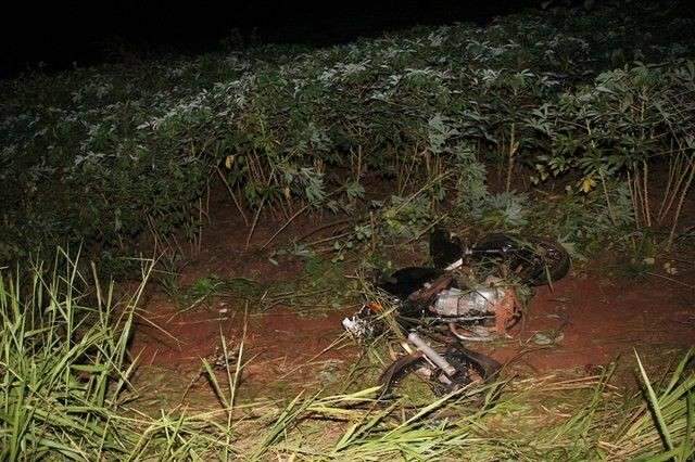 Acidente entre moto e carreta mata fam&iacute;lia na MS-487; m&atilde;e estava gr&aacute;vida
