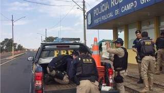 Policiais carregam droga apreendida em Campo Grande. (Foto: Divulgação/Assessoria)